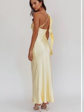 Selfie Leslie Pale Yellow One-Shoulder Satin Gown